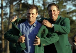 Zach Johnson being awarded the green jacket for his win in the 2007 Masters. (AP photo)